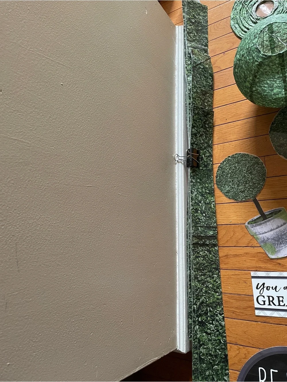 Green Decorative Party Plaque and Topiary Set - Teacher Created Resources